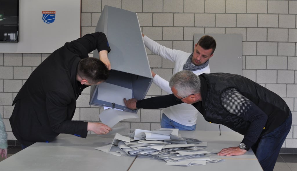 In der Stadthalle hat die Auszählung der Stimmen begonnen.