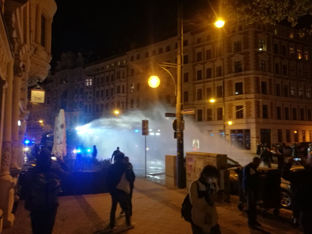 Am späten Abend setzte die Polizei am Hasselbachplatz Wasserwerfer ein.