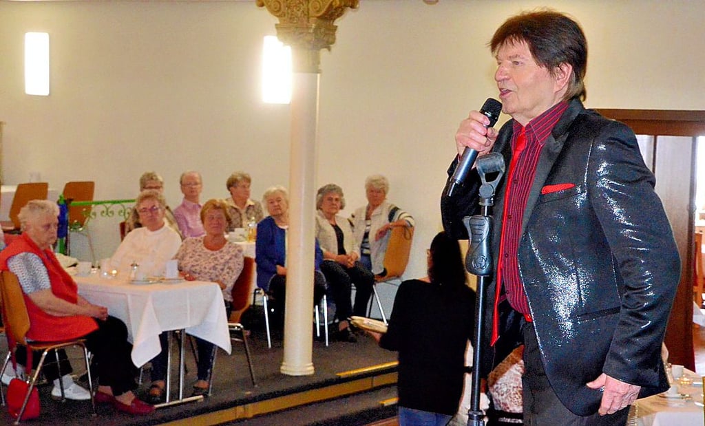 Uwe Jensen sorgte beim Kaffeeklatsch im Gardelegener Schützenhaus für gute Laune.