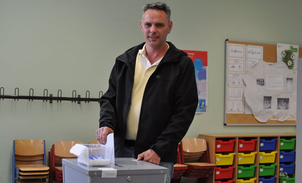 Der parteilose Stadtrat Veit Richter bei seiner Stimmabgabe in der Albert-Einstein-Schule.
