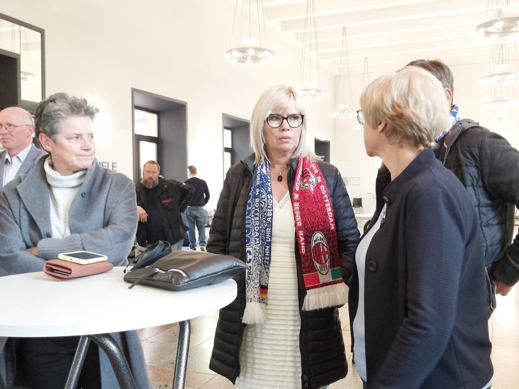 Simone Borris (parteilos) kommt am Wahl-Abend im Rathaus in Magdeburg an. Sie trägt einen FCM-Schal. Der Club schaffte kurz zuvor den Wiederaufstieg in die 2. Liga.