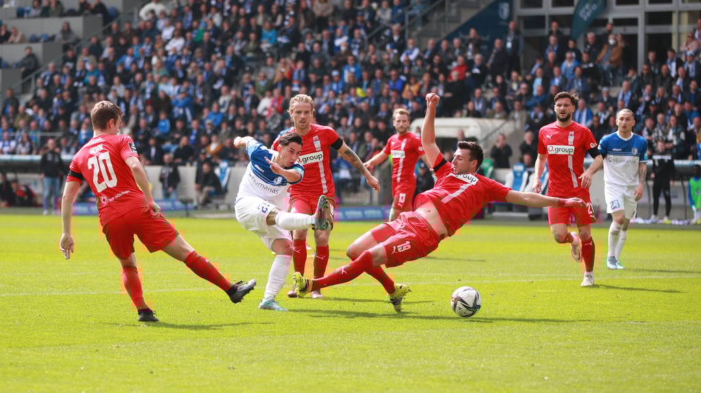 Trifft in dieser Szene zum 1:0 für den 1.FC Magdeburg: Jason Ceka (Mitte).