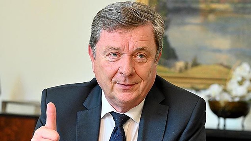 Magdeburgs OB Lutz Trümper freut sich über den Aufstieg des 1. FC Magdeburg in die 2. Liga.