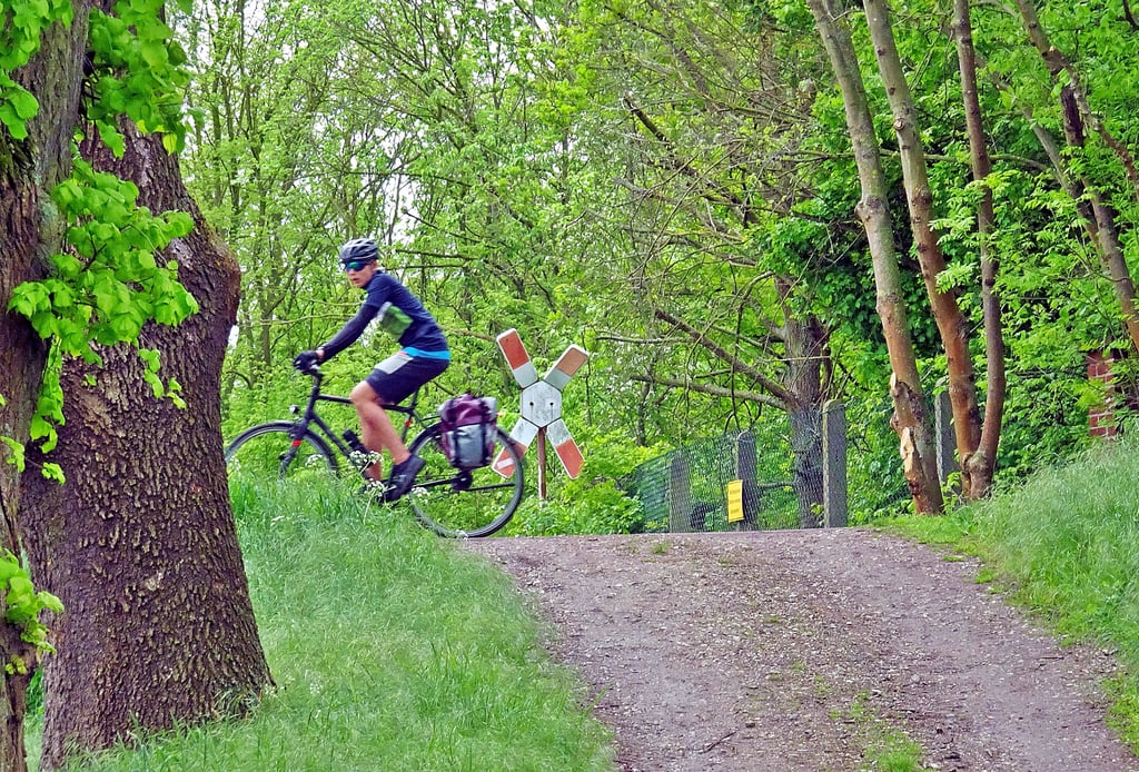 Roland Waldow sieht hier auf dem Fliederwall am Vockeroder Spannbetonwerk einen Gefahrenpunkt für Radfahrer.