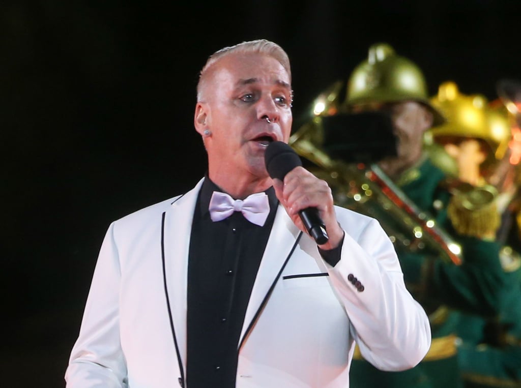 Der Sänger Till Lindemann und seine Band Rammstein besetzen den Thron mit ihrer neuen Single „Zick Zack“.
