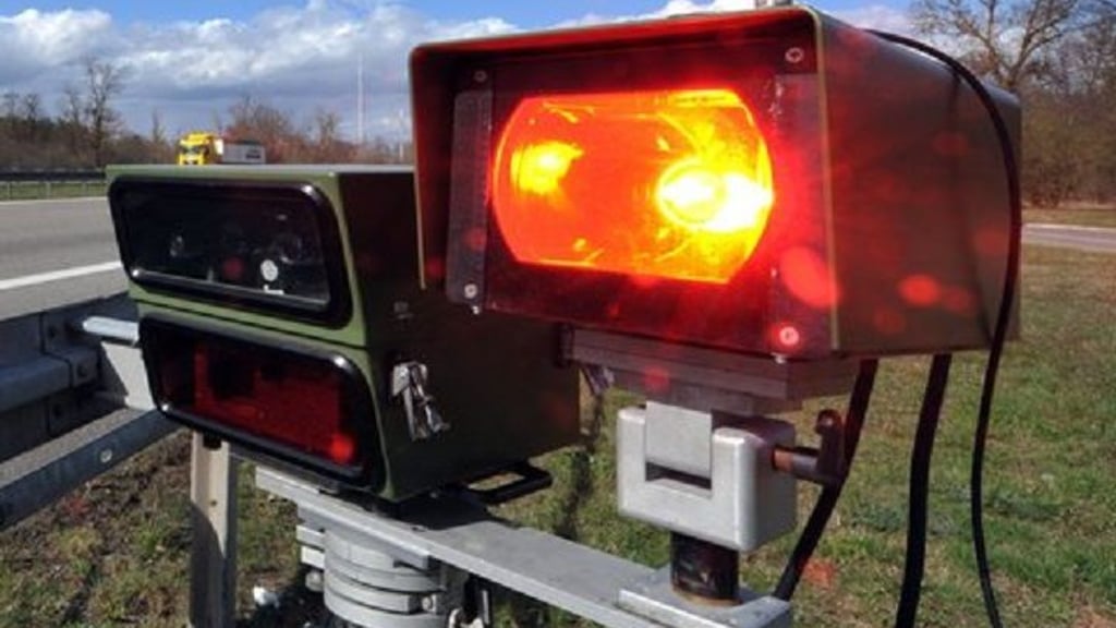 Ein Blitzer am Straßenrand.