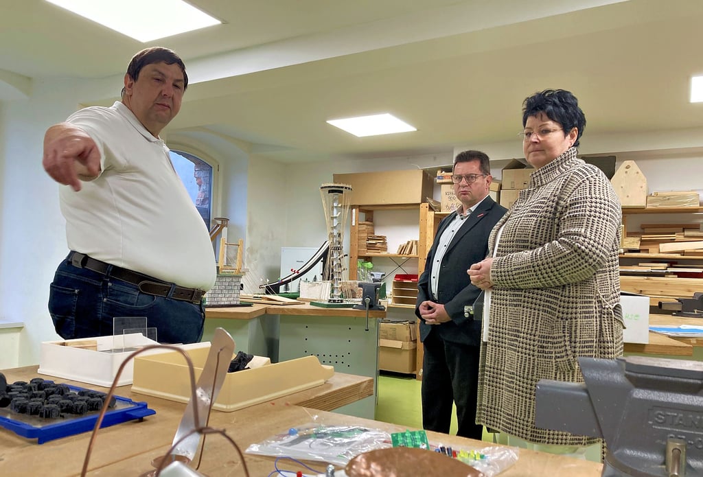 Thomas Beinert, Koordinator für Berufsorientierung der Freien Schule Anhalt in Köthen, erläutert Ausbildungsberater Heiko Fengler (Mitte) und Britta Grahneis, Vizepräsidentin der Handwerkskammer Halle, was Berufsorientierung an seiner Schule bedeutet.