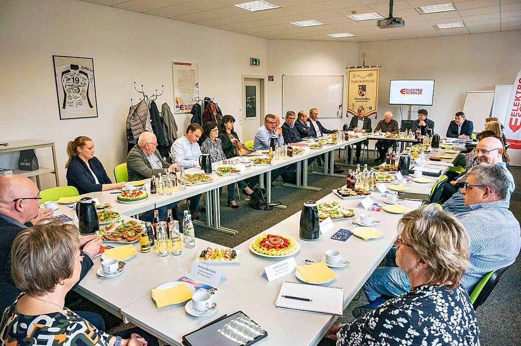 2. Handwerkerfrühstück der Kreishandwerkerschaft: Mit Politik, Verwaltung und weiteren Partnern wurde in Räumen der Firma Eletro-Schulze in Mildensee zur Berufsorientierung beraten.