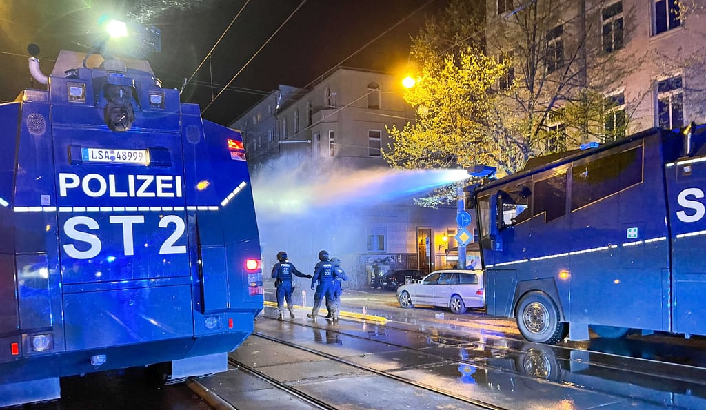 Wasserwerfer im Einsatz im Bereich des Magdeburger Hasselbachplatzes.