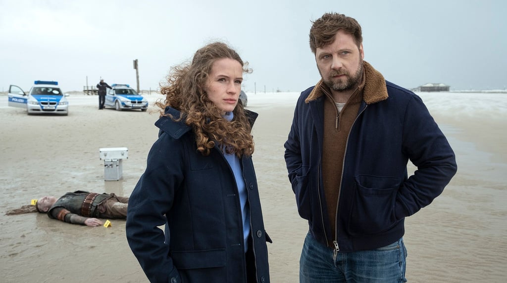 Kommissarin Ria Larsen (Marlene Tanczik) und ihr früherer Partner Brandt (Christoph Letkowski) ermitteln im TV-Krimi „Die Toten am Meer - Der Wikinger“.