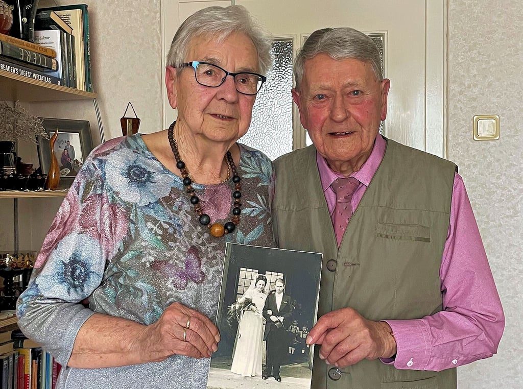 Ilse und Friedrich Meyer mit ihrem Hochzeitsfoto vom 26. April 1952. Das Ehepaar feiert in Wernigerode die Gnadenhochzeit.
