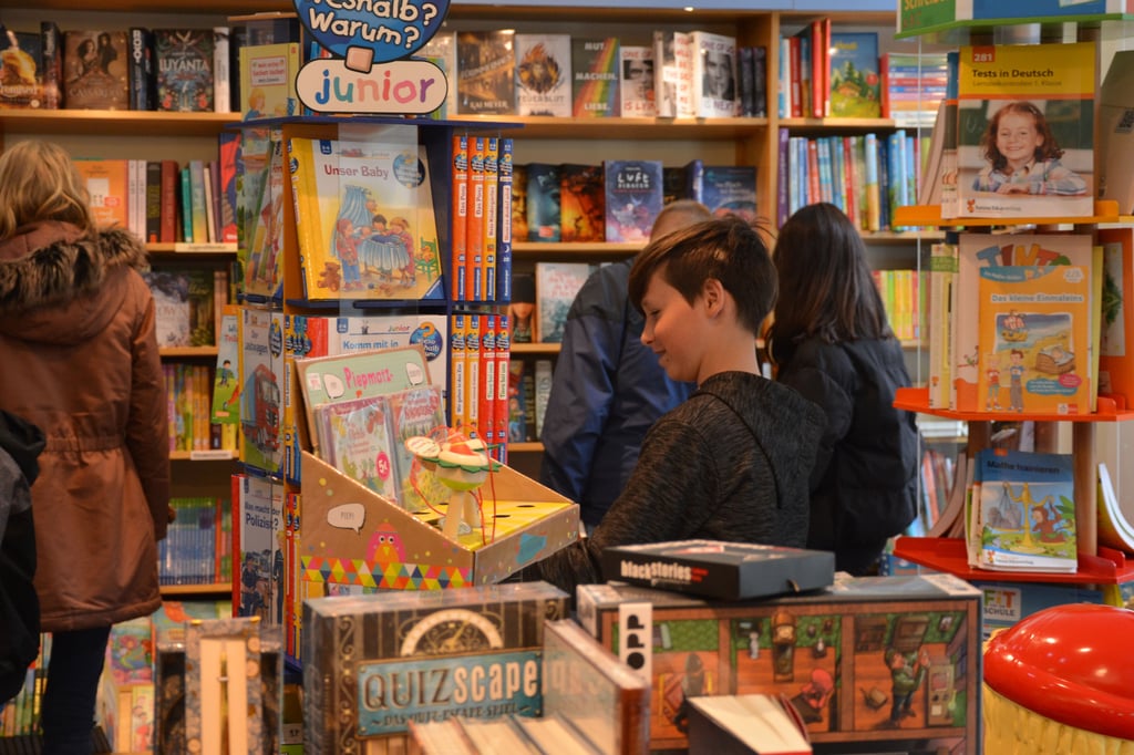 Die Schüler der 6a der Haldensleber Pestalozzischule haben sich am Montag das Welttagsbuch im Bücherkabinett Fricke abgeholt und nutzten die Gelegenheit, um in den verschiedenen Büchern zu stöbern.