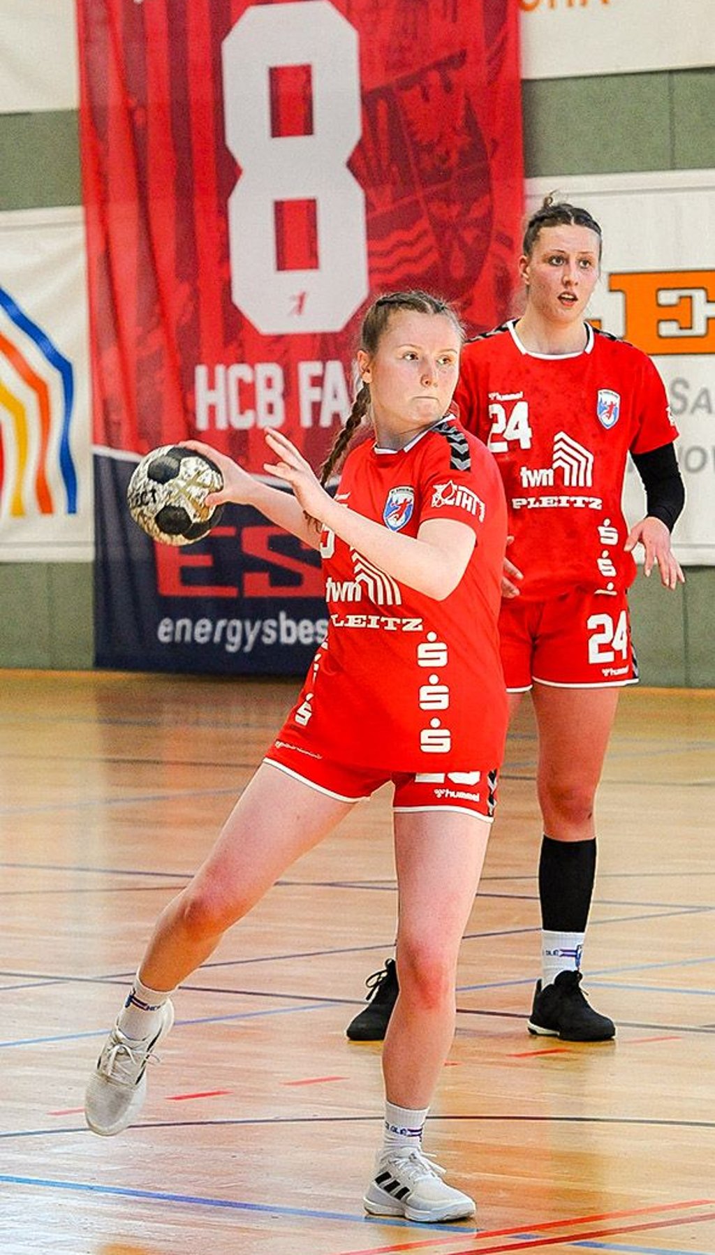 Lea Schönefeld, hier bei ihrem erfolgreichen Strafwurf, war mit fünf Treffern beste Werferin des HCB-Teams.
