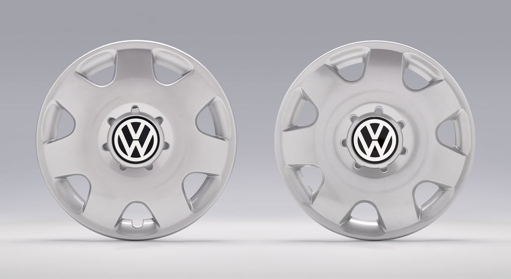 Hier hat ein italienisches Unternehmen VW-Radkappen fast 1:1 imitiert. Links ist das Original, rechts die Fälschung.
