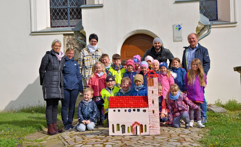 Die Kinder der Kindertagesstätte „Die kleinen Welse“ haben ein Model der St.-Pankratius-Kirche gebastelt.