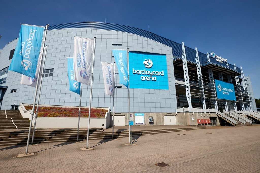 Die „barclaycard arena“ heißt seit Herbst 2021 „Barclays Arena“.