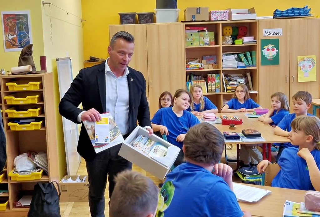 Landrat Andy Grabner überbringt den Drittklässlern der Naumann-Schule die Heimatkunde-ABI-Entdeckerkiste.