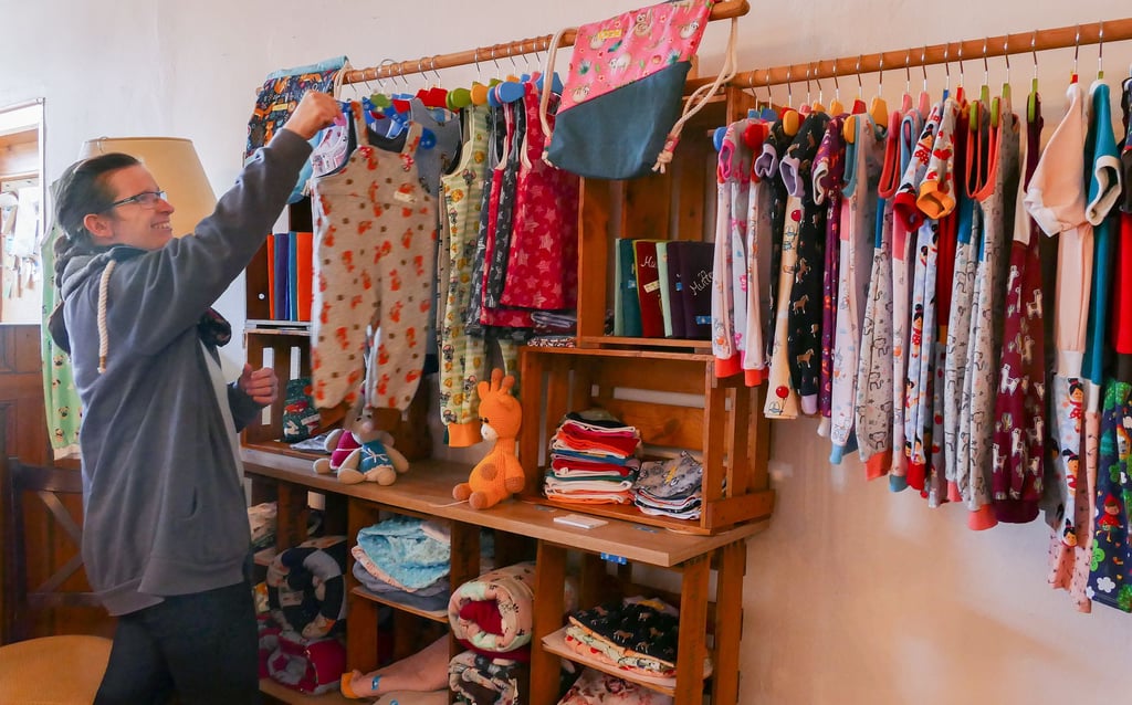Sabine Petzold hat mit der Geburt ihrer Kinder mit dem Nähen angefangen. Nun verkauft sie die Kinderkleidung in der Burg Klöden.