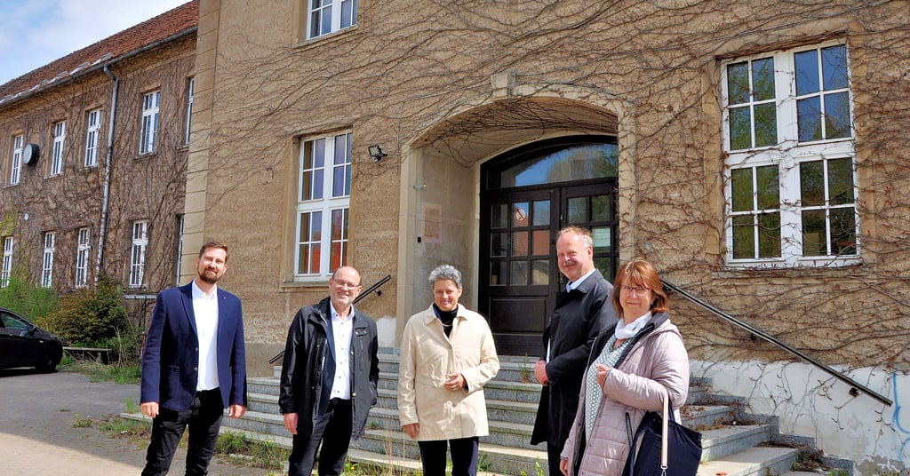 Ministerin Lydia Hüskens (Mitte) schaute sich am Montag das alte Sekundarschulgebäude an, das zur Grundschule umgebaut werden soll. Mathias Bölt, Bernd Poloski, Wulf Gallert und Petra Jonschkowski (von links) hoffen, dass Fördergelder möglich sind.