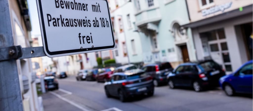 Die Umwelthilfe kritisiert die Regierung von Sachsen-Anhalt für die Obergrenze im Anwohnerparken und fordert eine deutliche Erhöhung. Doch das Verkehrsministerium hat eine andere Sicht auf die Dinge. Symbolbild: