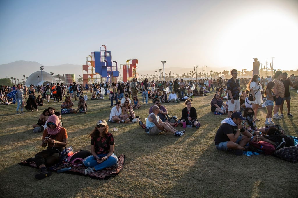 Festivalbesucher sitzen auf dem Gelände des Coachella-Festivals 2022.