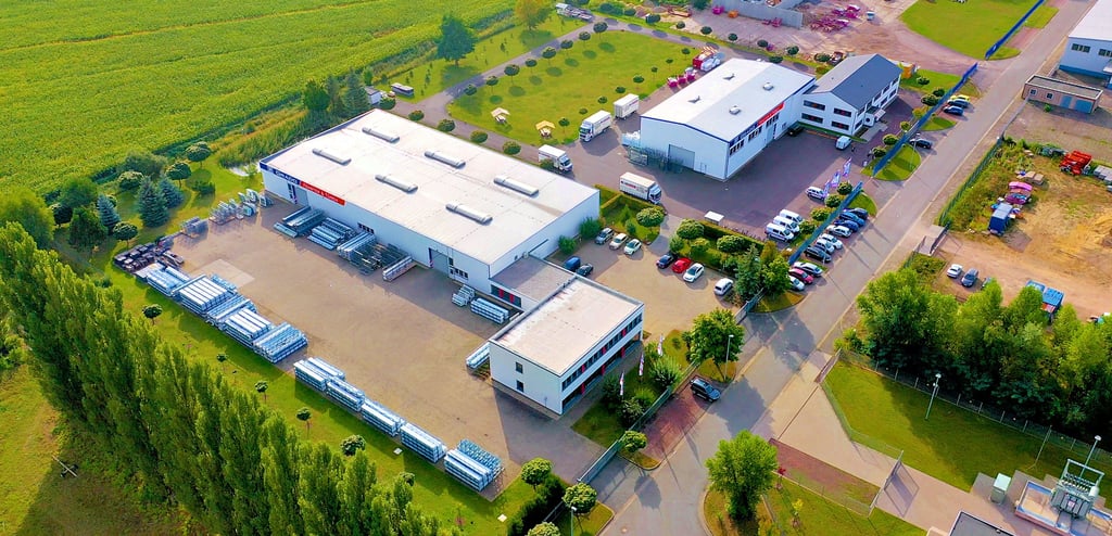 Das Werksgelände von GRADO Fenster & Türen GmbH in der Industriestraße in Stendal. Das Unternehmen hat circa 60 Mitarbeiter – 90 mit externen Kräften. Links befindet sich die Werkshalle, in der die Fenster gebaut werden. Draußen lagern die unbearbeiteten Profile.