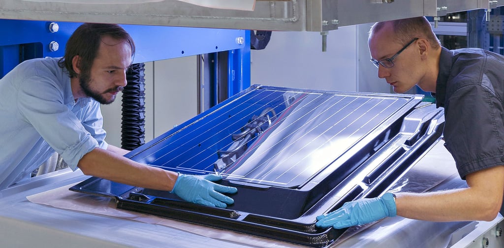Forscher am Fraunhofer-Center für Silizium-Photovoltaik in Halle arbeiten daran, die Langlebigkeit von Solarmodulen zu verbessern.