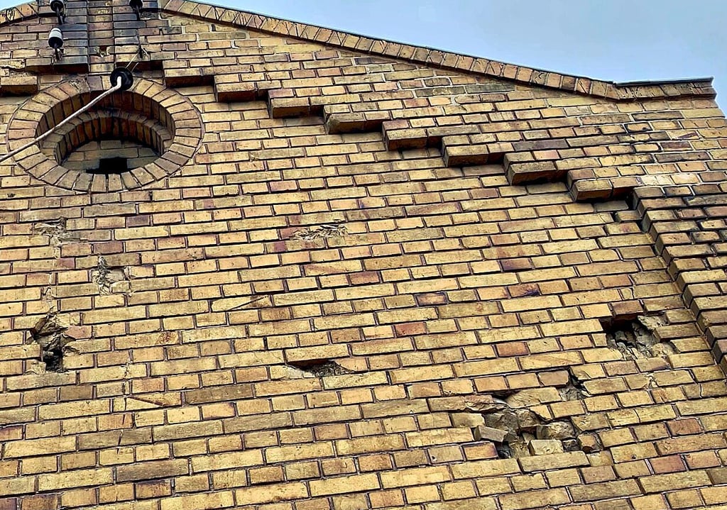An der Mauer des Polizeireviers an der Bahnhofsstraße sind noch heute die Einschläge der Bombensplitter sichtbar.