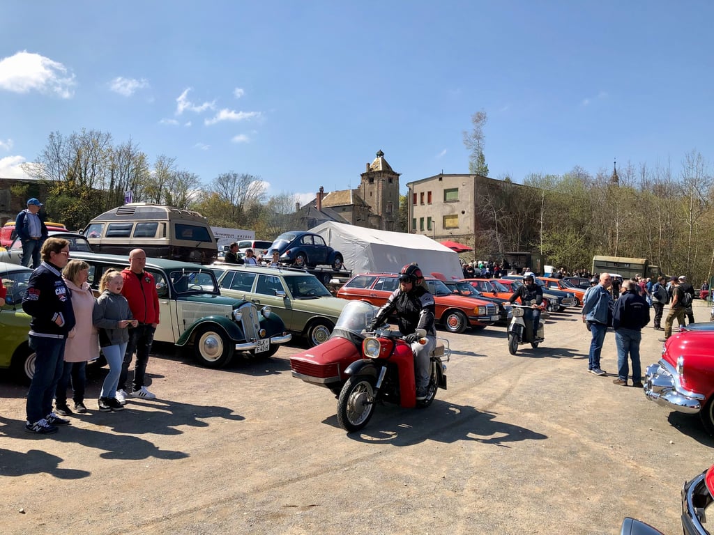 Es war ein Kommen und Gehen beim 18. Oldtimertreffen in Zeitz. Die Sonne lockte am Sonnabend Besucher wie Aussteller. Gut 250 historische Pkw und Lkw sowie Motorräder konnten auf dem Parkplatz an der alten Brauerei bewundert werden.