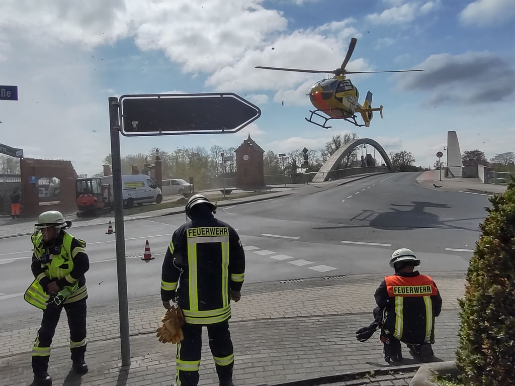 Der Rettungshubschrauber aus Perleberg landet im Kreuzungsbereich.