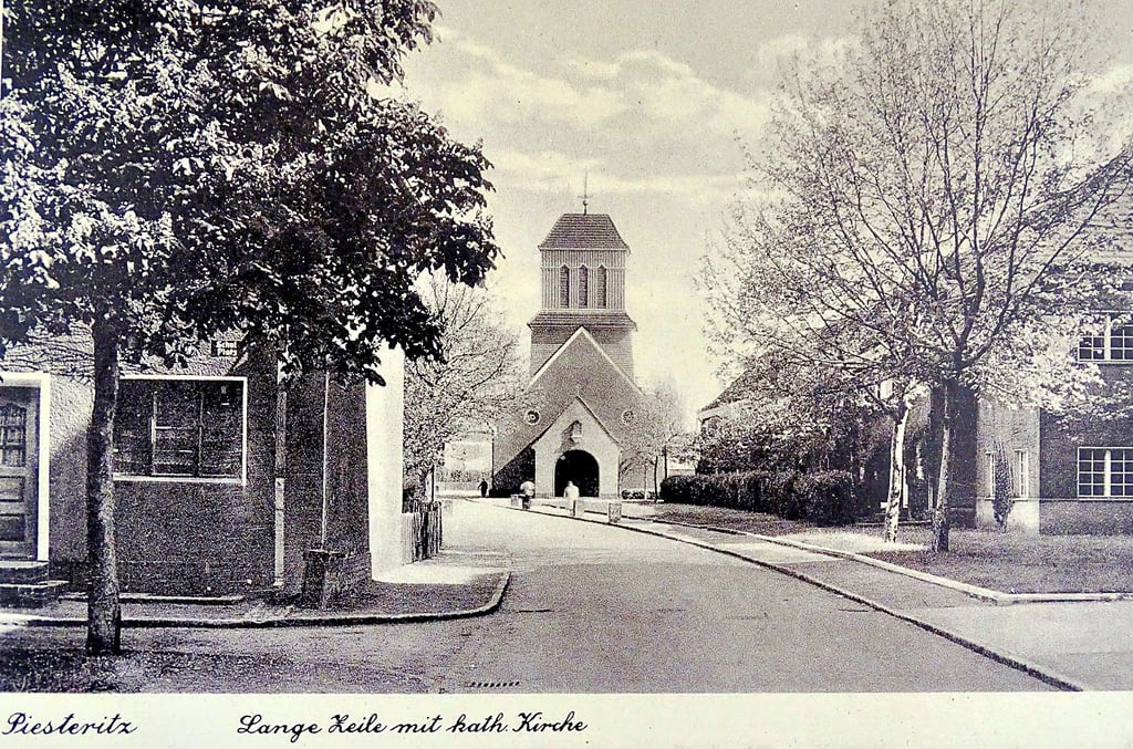 Katholische Kirche in Piesteritz im Jahr 1940 auf einer Postkarte