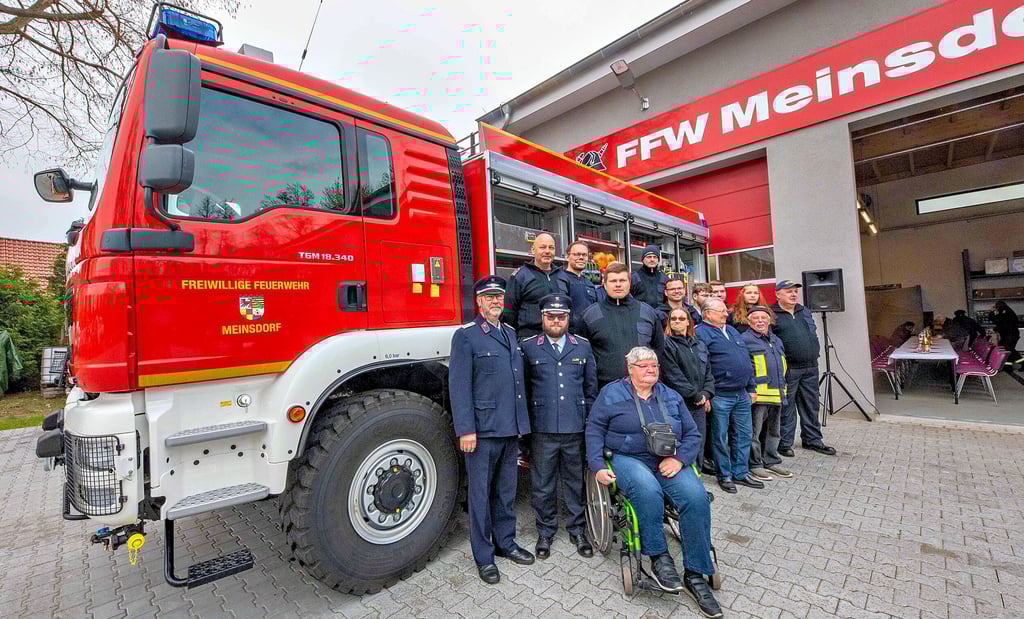 Stolz wie Bolle positionieren sich die Meinsdorfer Feuerwehrleute vor ihrem neuen Fahrzeug.