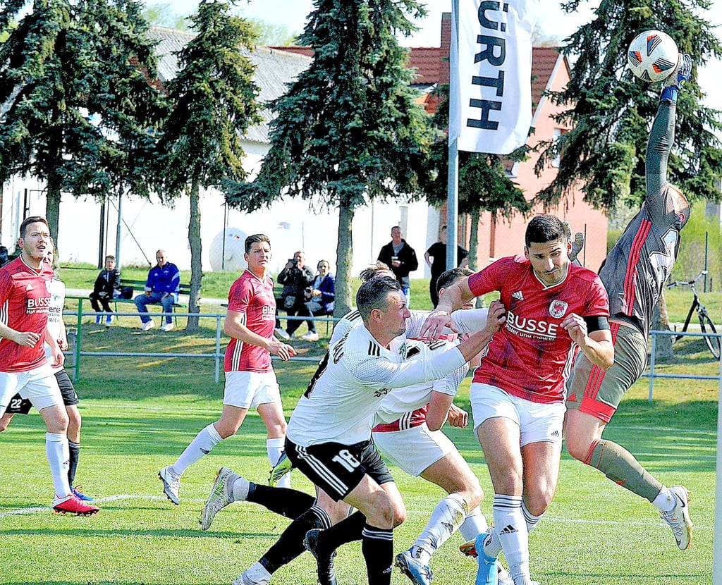 Tangermündes Tim-Ole Runge kann in dieser Situation klären. Zehn Minuten vor Schluss knallte er noch mit dem Kopf an die Latte, spielte aber weiter und feierte einen 3:0-Sieg seiner Mannschaft.