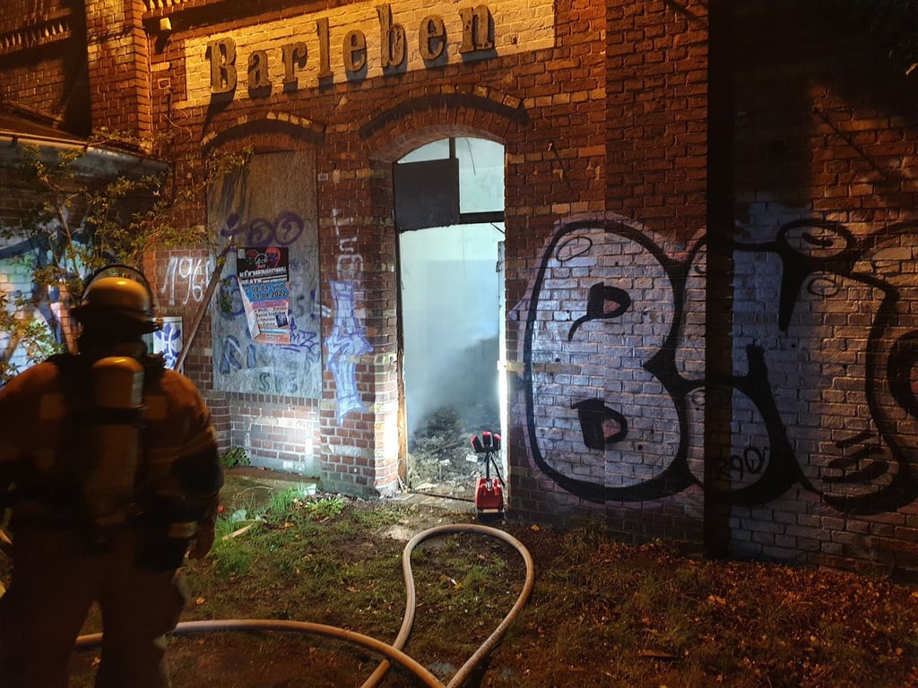 Das leerstehende Bahnhofsgebäude in Barleben hat am Montagmorgen (25. April) gebrannt. Die Feuerwehr konnte den Brand schnell löschen. An einer Stelle schien ein Schlafplatz zu sein.
