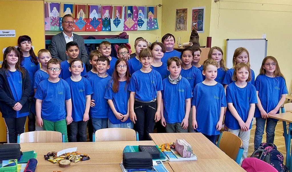 Die Drittklässler der Köthener Naumann-Schule in ihren neuen T-Shirts.