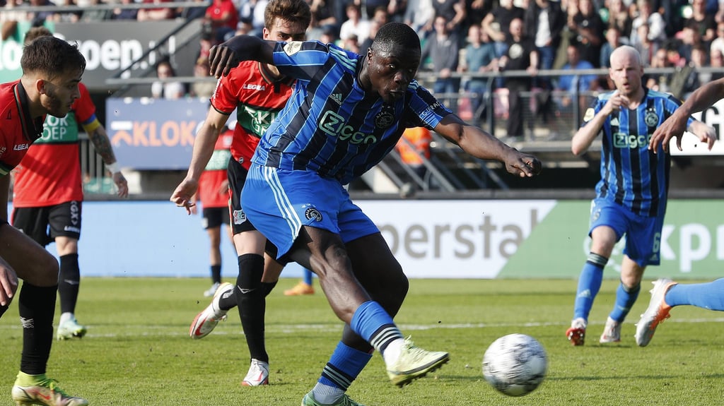 Brian Brobbey erzielt das 1:0 für Ajax Amsterdam.