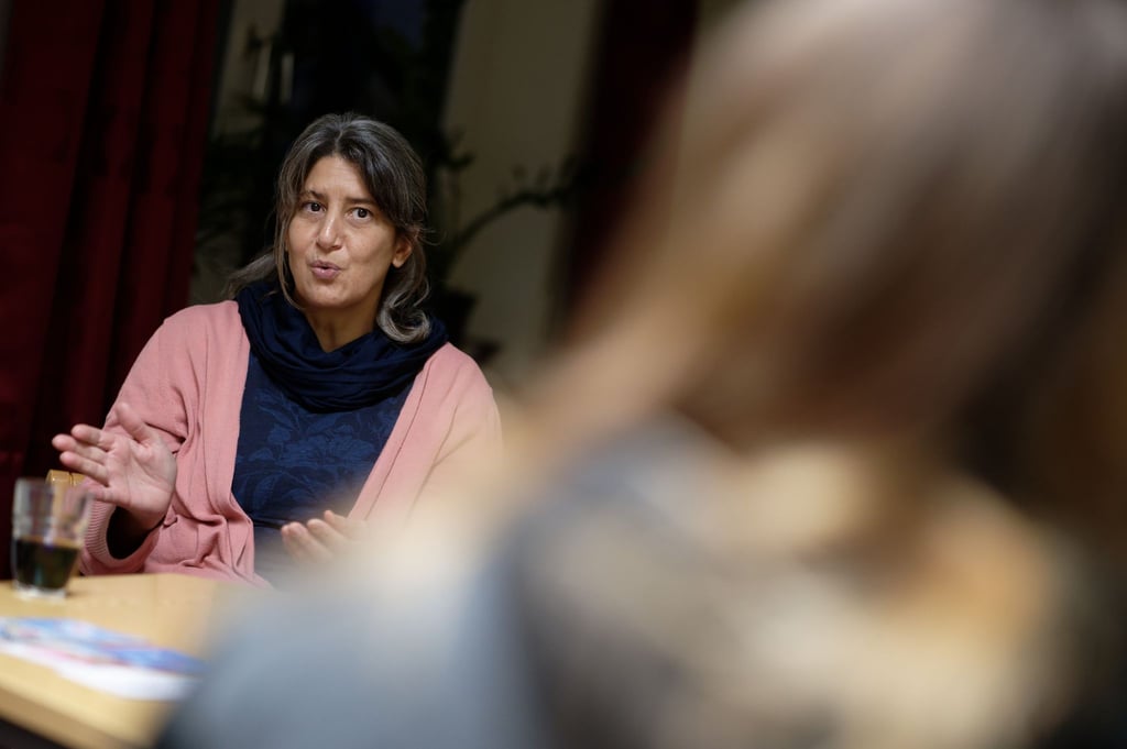 Susanne Ricken, Mitarbeiterin von Kids im Zentrum (KiZ) (l) spricht mit der 17 Jährigen Amelie (r). Das KiZ unterstützt Kinder und Jugendliche, deren Eltern an einer Suchterkrankung leiden.