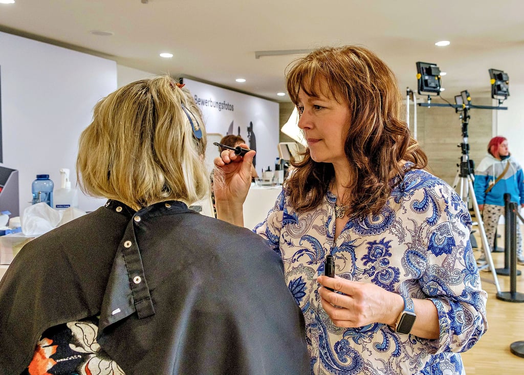 Stephanie Bechert stylte etliche Jobsuchende auf der Messe, sodass am nächsten Stand ein tadelloses Bewerbungsfoto entstehen konnte.