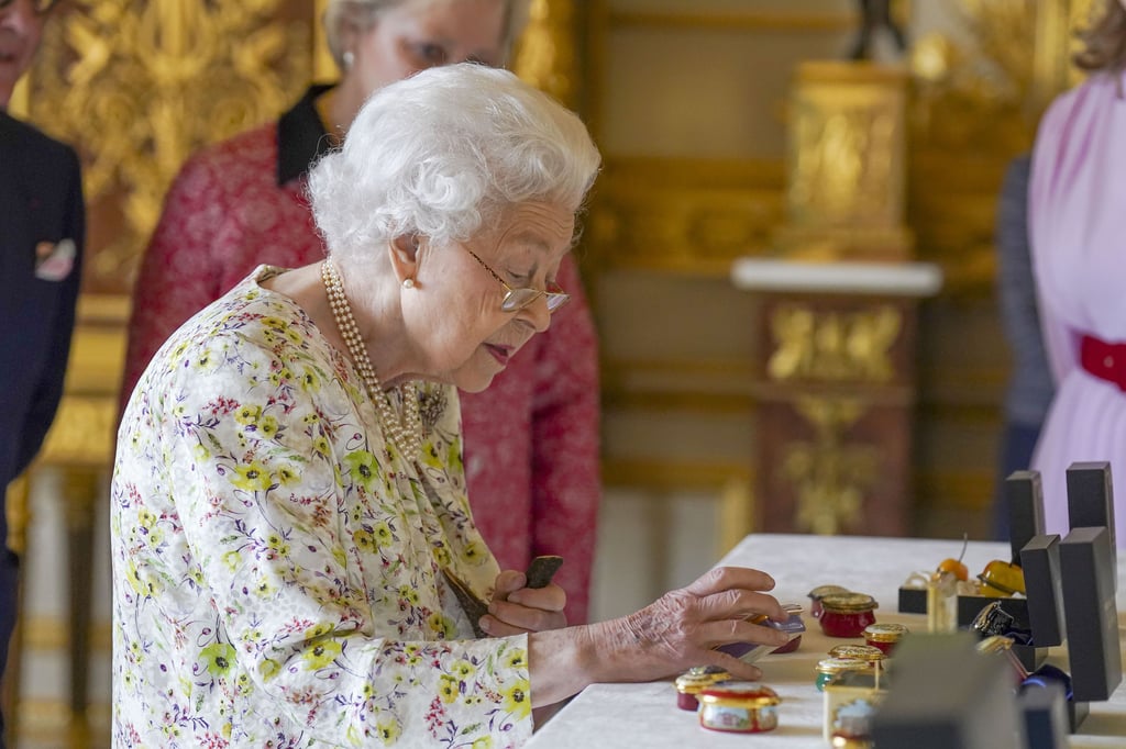 Die bläulich-lilane Verfärbung der Hände der Queen bereiten ihren Fans Sorgen.