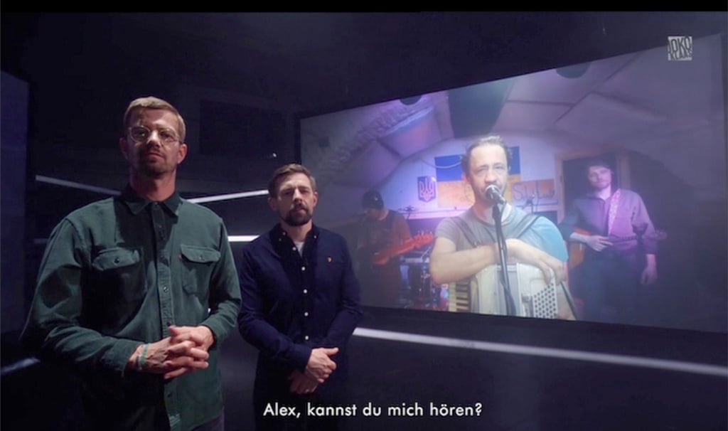 Die Entertainer Joko Winterscheid und Klaas Heufer-Umlauf zeigen den Auftritt der ukrainischen Band Selo i Ludy.