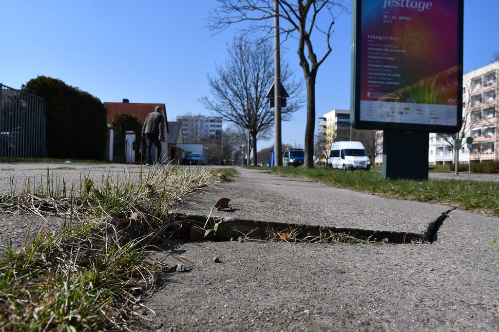 Schäden auf dem Geh- und Radweg am Olvenstedter Graseweg in Magdeburg.