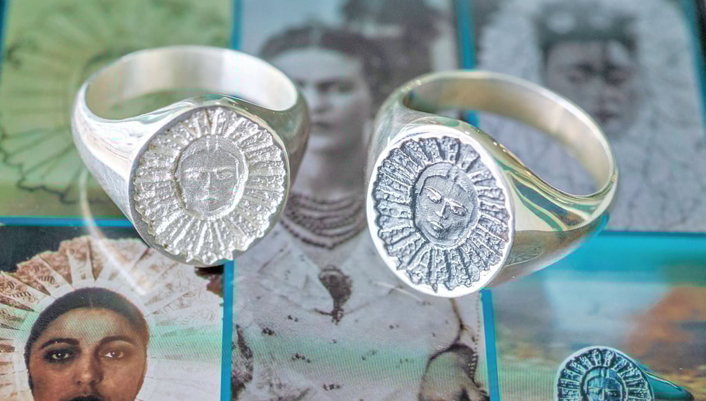Ein Porträt der Frida Kahlo im Tehuana-Gewand war Vorlage für den Frida Kahlo-Siegelring, den Goldschmiedin Ulrike Ludewig entwarf.