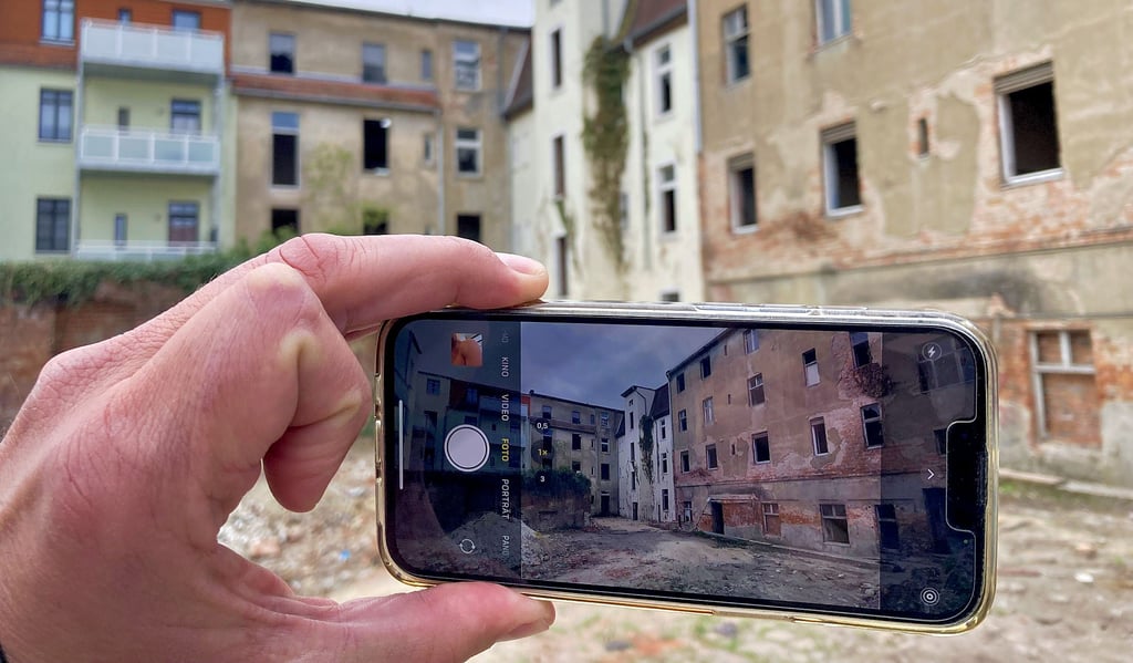 Vom Hinterhof aus lässt sich erahnen, welch großer Aufwand in Magdeburg nötig ist, um den Ende des 19. Jahrhunderts errichteten Häuserzug in Salbke zu retten. Ende 2024 soll das erste Haus fertiggestellt sein.