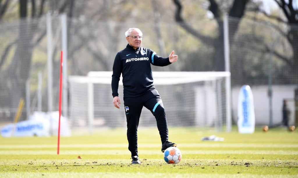 Herthas Trainer Felix Magath erklärt den Profis im Training eine Übungsform.