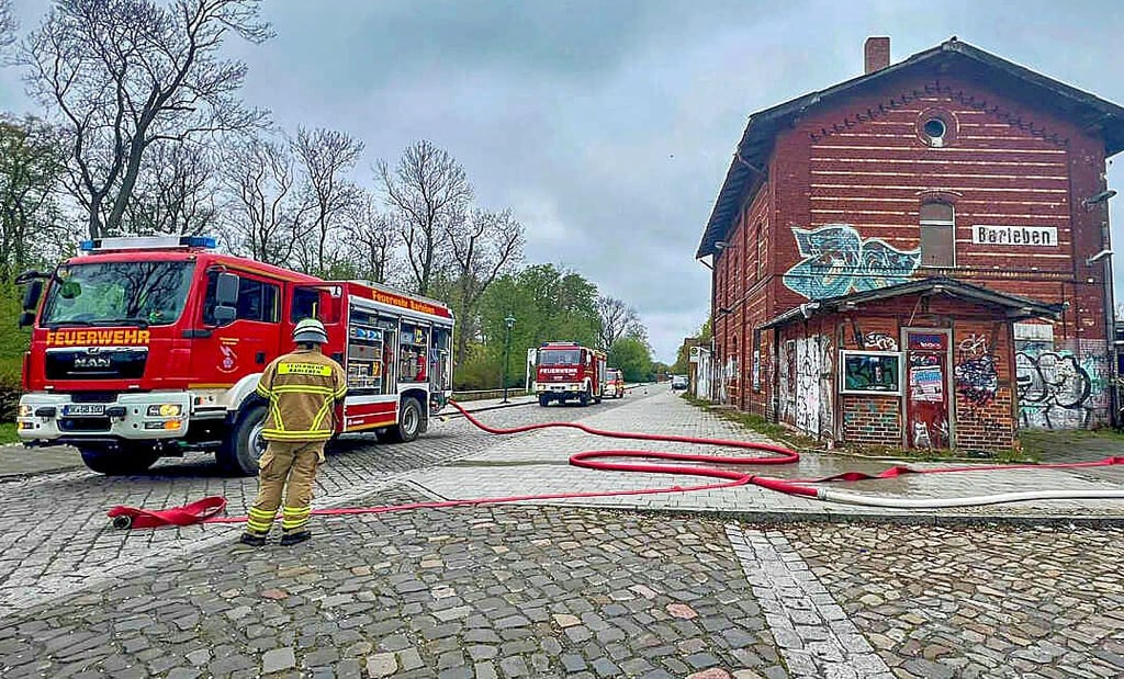 Am alten Bahnhof in Barleben musste die Feuerwehr am Montagmorgen einen Brand bekämpfen.