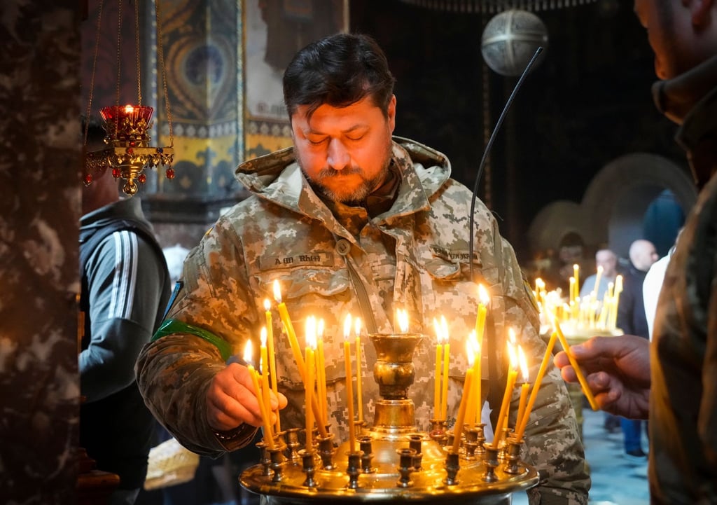 Ein ukrainischer Soldat entzündet Kerzen in der Wolodymyski-Kathedrale während der Osterfeierlichkeiten.