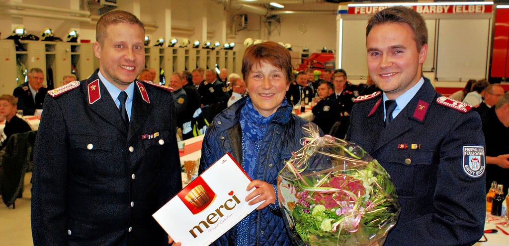 Bei der jüngsten Jahreshauptversammlung der Freiwilligen Feuerwehr Barby bedankten sich Ortswehrleiter Jens Kirchhoff (l.) und Tony Volley, der Versammlungsleiter des Abends, schon mal bei Hauptamtsleiterin Karin Knopf. Sie wird im Herbst in den Ruhestand verabschiedet. Knopf war in Vertretung von Bürgermeister Torsten Reinharz gekommen. In ihr Ressort fallen auch Feuerwehrbelange.