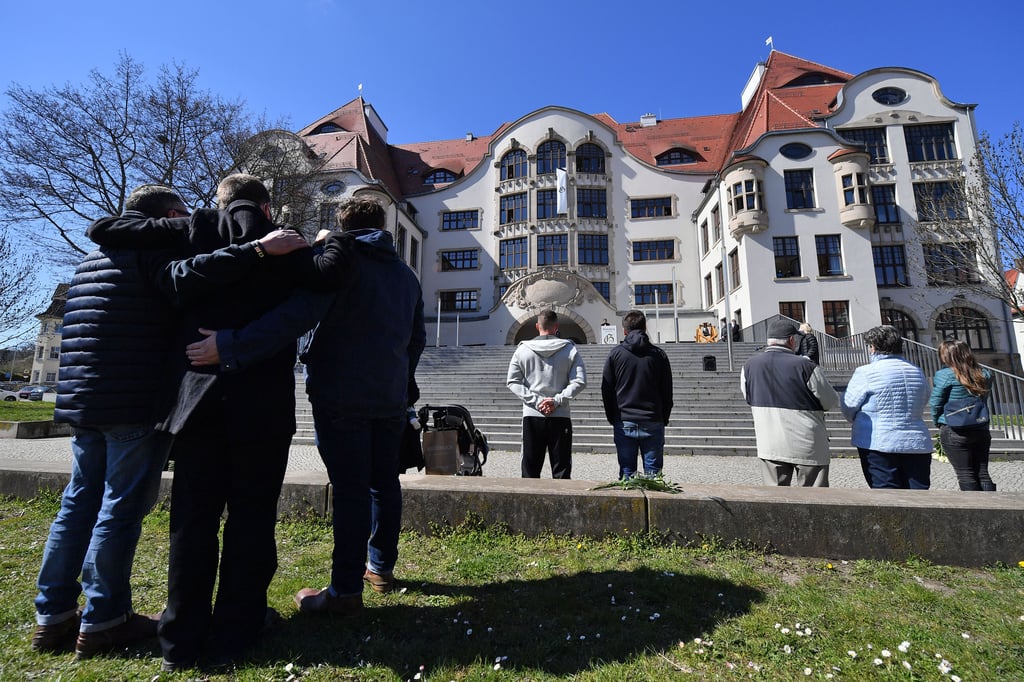 So wird es auch an diesem Dienstag wieder sein: stilles Gedenken im vergangenen Jahr vor dem Erfurter Gutenberg-Gymnasium. Vor 20 Jahren tötete ein ehemaliger Mitschüler dort 16 Menschen, dann erschoss er sich selbst.