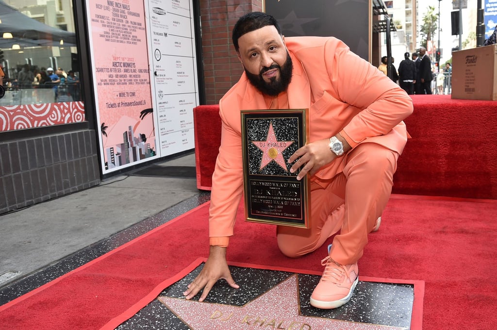 DJ Khaled, US-Rapper und Musikproduzent, posiert neben seinem frisch enthüllten Stern auf dem Hollywood Walk of Fame.