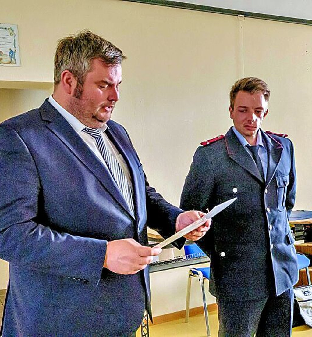 Steven Richter wird zum Oberfeuerwehrmann befördert.